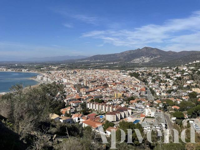 ¡Fantástica oportunidad! ¡Gran parcela con vistas al mar en venta en Roses! photo 0