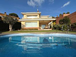 Chalet en venta en Cabrils photo 0