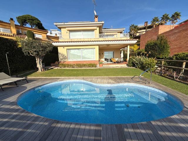 Chalet en venta en Vilassar de Mar photo 0