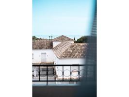 Descubre el Lujo Costero en Triplex de 3 Habitaciones en El Rosario, Marbella photo 0