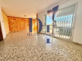 Amplio piso en venta en la zona de Vivar Téllez, junto a la conocida Cafetería Tomate, en Vélez-Málaga. photo 0