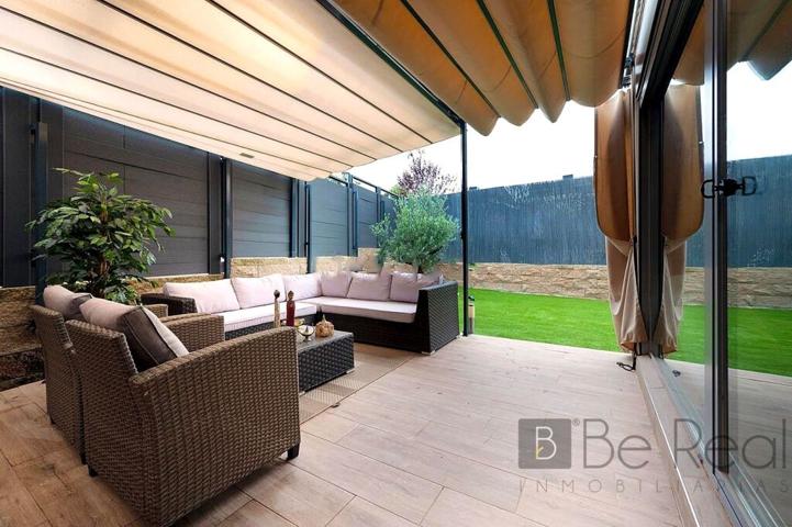 EN VENTA EXCLUSIVO CHALET PAREADO EN URB. PRIVADA DE BOADILLA DEL MONTE (MADRID) photo 0