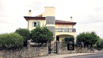 EN VENTA CHALET PAREADO DE CUATRO PLANTAS EN EL CENTRO URBANO DE PLASENCIA, CÁCERES photo 0