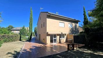 ¡EN ALQUILER! EXCELENTE CHALET PAREADO CON PARCELA DE 500M2 Y PISCINA COMUNITARIA EN LAS INFANTAS VALDEMORILLO photo 0