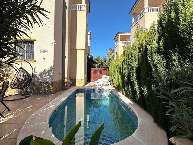 Chalet exclusivo con jardín y piscina privada en Guardamar del Segura photo 0