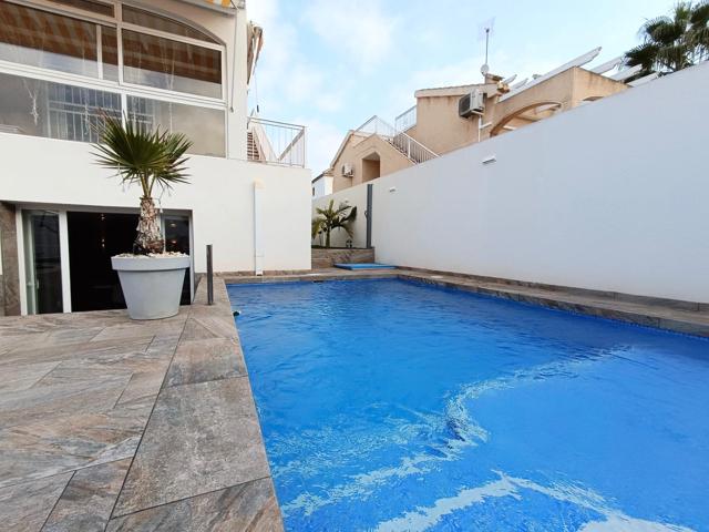 Villa con apartamento de invitados y piscina propia en Playa Flamenca photo 0