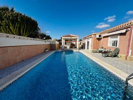 Villa independiente con gran jardín y piscina privada en Torreta Florida photo 0