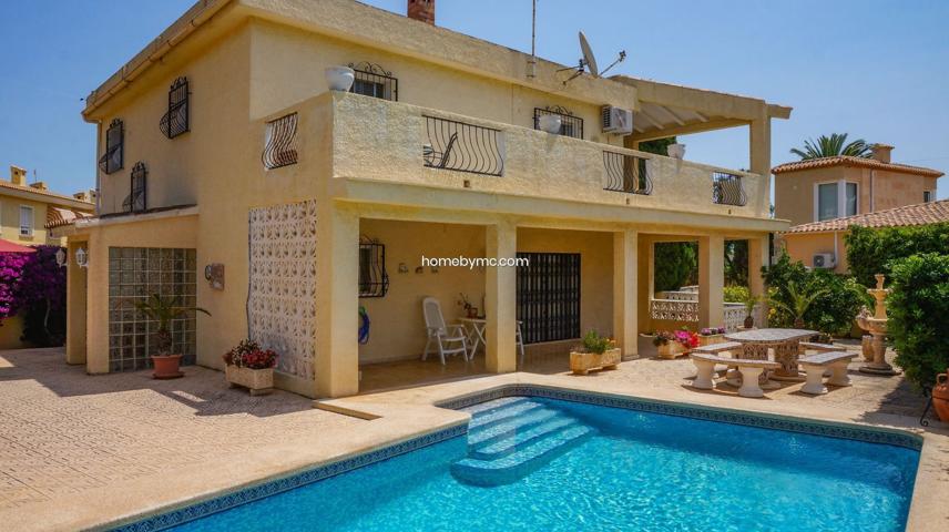 Casa con jardín y piscina en venta en la Colonia Escandinava, cerca del colegio noruego photo 0