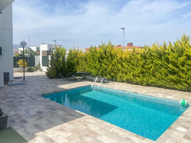 Moderno Chalet Independiente en Venta con Piscina Nueva y Amplio Sótano photo 0