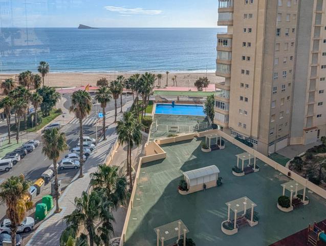 Amplio apartamento en venta en Benidorm con vistas al mar, a 50 metros de la Playa de Poniente photo 0