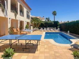 Exclusiva villa de diseño simétrico con piscina y amplias terrazas photo 0
