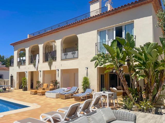 Exclusiva villa de diseño simétrico con piscina y amplias terrazas photo 0