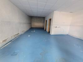 Local comercial en venta en Baza photo 0