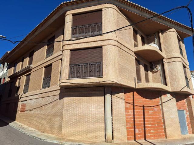 Edificio céntrico nuevo con 4 viviendas en venta en Benlloch photo 0