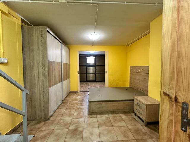 Garaje en venta con espacio ideal para taller o almacén. photo 0