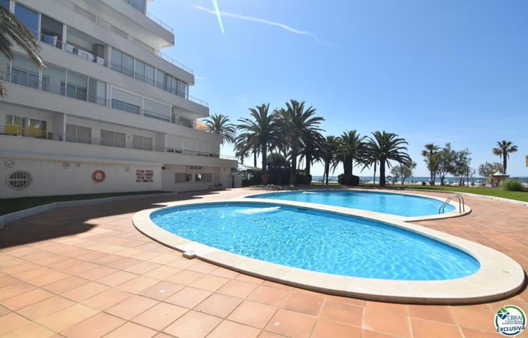 Apartamento, en Roses, en primera linea de mar con piscinas comunitarias. photo 0