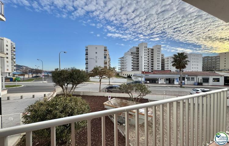 Moderno apartamento reformado con licencia turística a solo 100 metros de la playa, con vistas al mar y plaza de aparcamiento comunitario photo 0