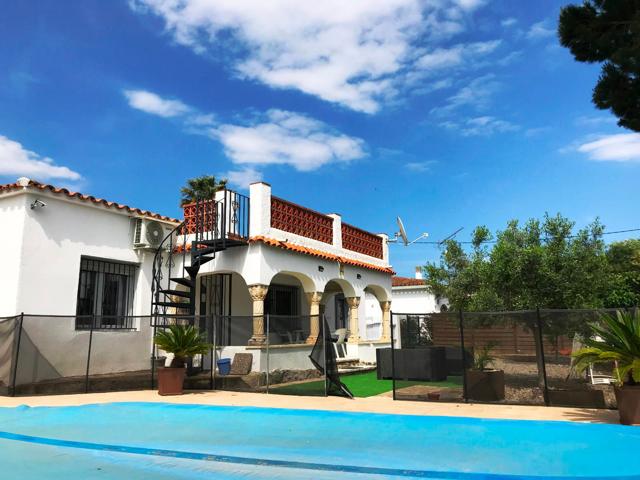 Amplia casa con piscina en venta en Mas Boscà Roses photo 0