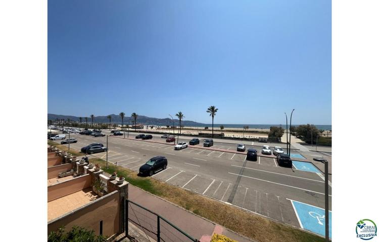 Bonito y moderno piso en primera línea de mar, vistas al mar, garaje cerrado, piscina comunitaria photo 0