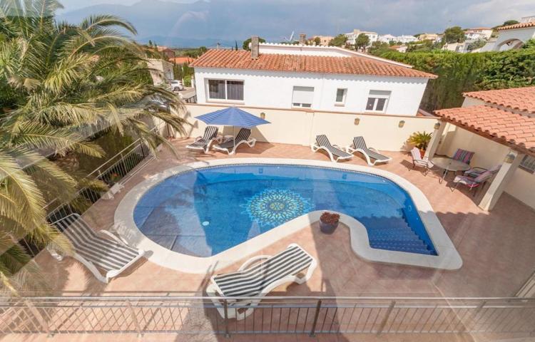Villa completamente renovada con 3 apartamentos, piscina y garaje photo 0