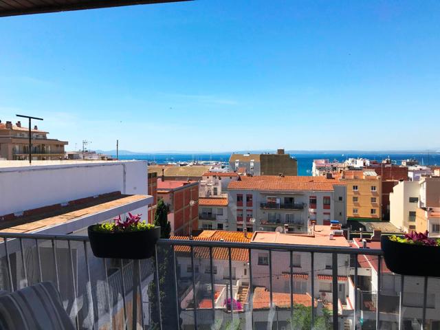 Ático totalmente reformado en venta en el centro de Roses, cerca de la playa photo 0