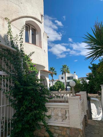 Casa semi adosada en Empuriabrava a reformar, con amarre privado y amplia terraza photo 0