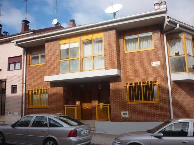 Casa adosada en alquiler en Plaza Vega-San Pedro de Cardeña photo 0