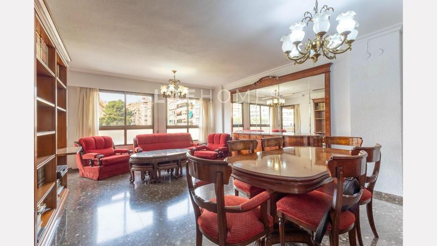 Piso en Venta en el Centro de Alicante – 4 Dormitorios, Piscina y Ubicación Privilegiada photo 0