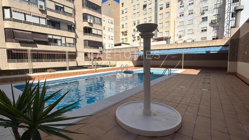 Piso en alquiler en el centro de Alicante, 3 dormitorios, garaje y aire acondicionado photo 0