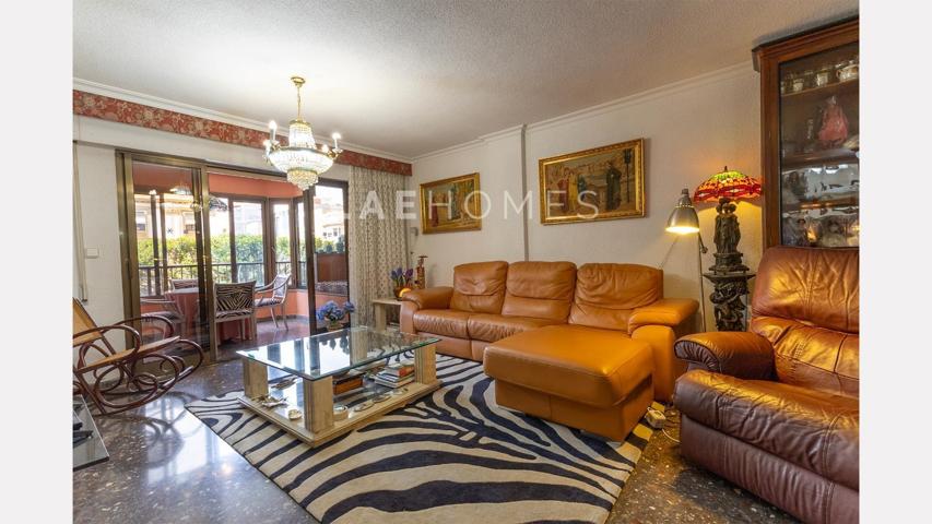 Tu nuevo hogar en el centro de Alicante con 5 habitaciones, balcón acristalado, y parking photo 0