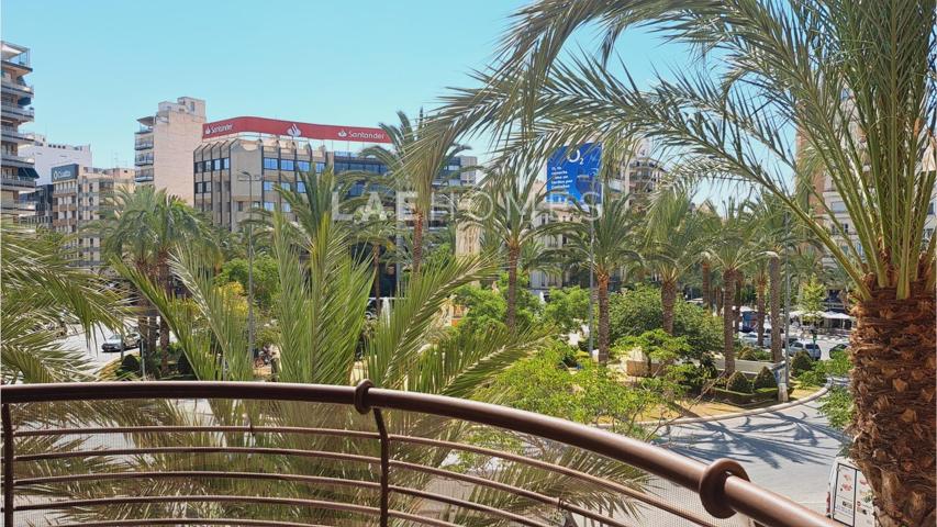 Amplia vivienda con garaje en venta en Plaza de los Luceros, Alicante photo 0