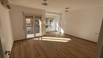 Alquiler de piso céntrico junto a la estación de tren – 3 dormitorios, balcón y aire acondicionado photo 0