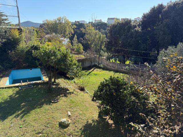 Preciosa casa en una sola planta, con jardín y piscina. photo 0