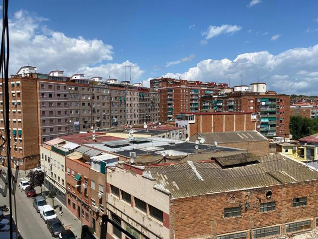 ¡Tu nuevo hogar te espera en la Sagrada Familia de Badalona! 🏡✨ photo 0
