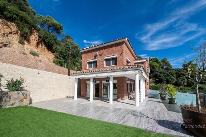 Exclusivo Chalet Reformado en Alella Park con Vistas al Mar 🌊🏡 photo 0