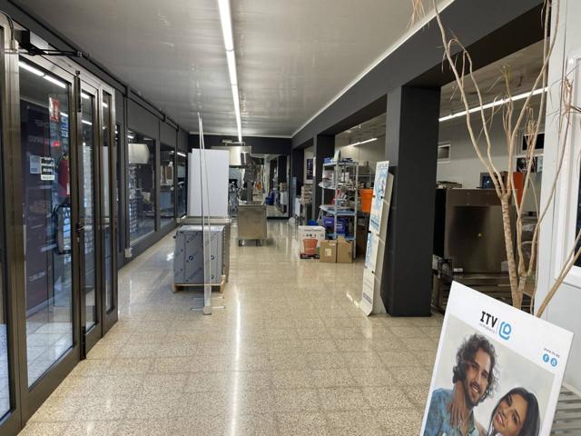 Local comercial en venta en Olot photo 0