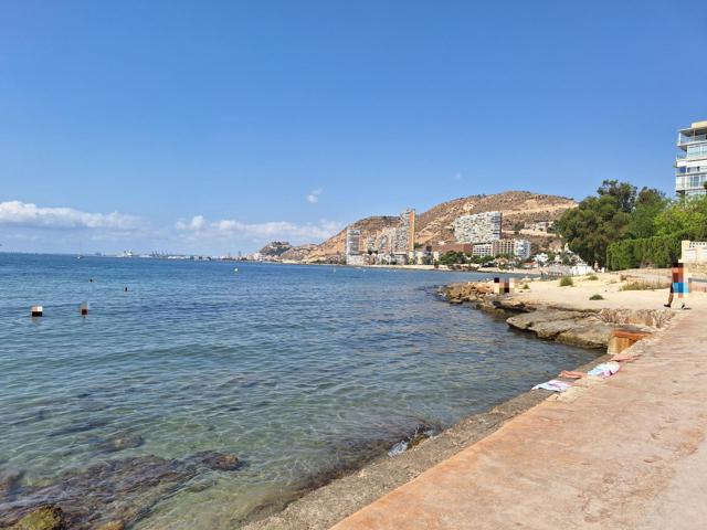 PRIMERA LINEA DE MAR, CHALET PAREADO CON TRES PLANTAS Y PARCELA O ZONA JARDIN EN PLAYA DE LA ALBUFERA DE ALICANTE photo 0