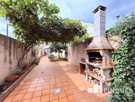 COMODA CASA CON PATIO Y GARAJE A PIE DE CALLE photo 0