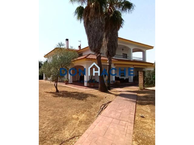 CHALET IDEAL EN URBANIZACIÓN PRIVADA BADAJOZ photo 0