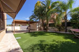 ¿BUSCAS ALGO REALMENTE IMPECABLE E INDEPENDIENTE? Echa un vistazo a este chalet en La Almajada !! photo 0