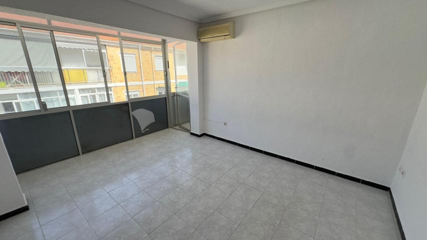 APARTAMENTO EN TORREVIEJA PARA REFORMAR A 300 METROS DE PLAYA. 3 DORM. 1 BAÑO. 91 M2 photo 0