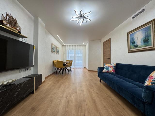 REFORMADO APARTAMENTO DE 108 M2. 3 DORM. 2 BAÑOS. CON TRASTERO COMO ESTUDIO DE 30 M2. PLAYA 50 METR. photo 0