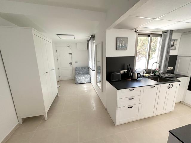 Apartamento de 45 m² en primera línea de la playa de Los Locos, con parking y piscina. photo 0
