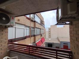 Piso Renovado en Torrevieja: Ubicación Estratégica y Confort con Piscina Comunitaria photo 0