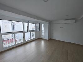 ✨ Piso reformado de 120 m² con vistas al mar y al nuevo puerto – A 200 m del centro y todos los servicios ✨ photo 0