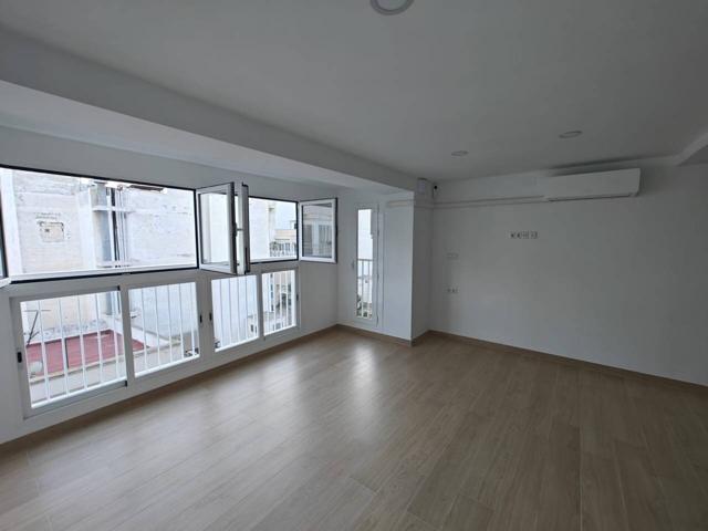 ✨ Piso reformado de 120 m² con vistas al mar y al nuevo puerto – A 200 m del centro y todos los servicios ✨ photo 0