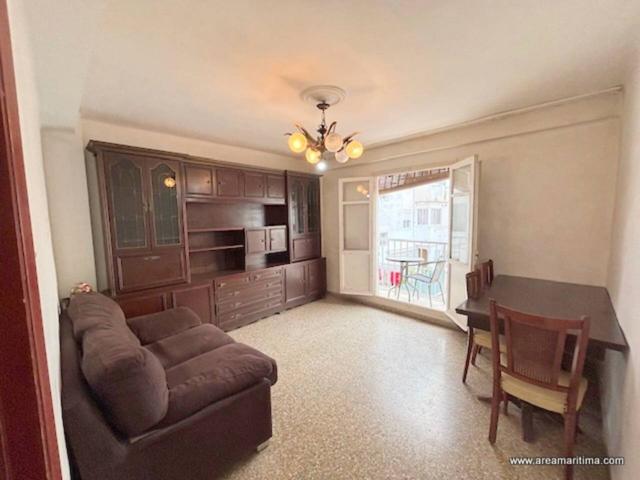 Venta de piso para reformar, en La Avenida de la Malvarrosa (Valencia), a un paso de Patacona. Una ubicación inmejorable photo 0