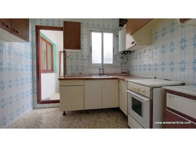 Piso en venta, de tres habitaciones, con ascensor, en la zona de Nazaret (Valencia.) photo 0