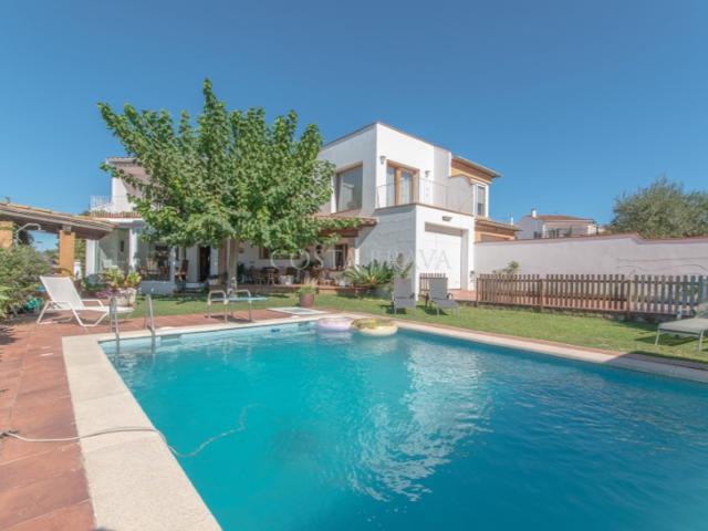 Unifamiliar Separadas En venta en Begur photo 0