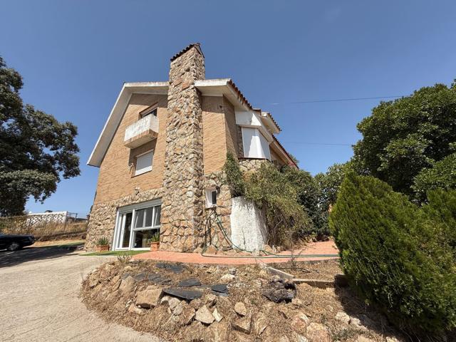 Casa En venta en Avenida De El Escorial, Cerro Alarcón, Valdemorillo photo 0